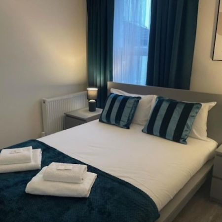 2 Bedroom Serviced Apartment # Лондон Экстерьер фото