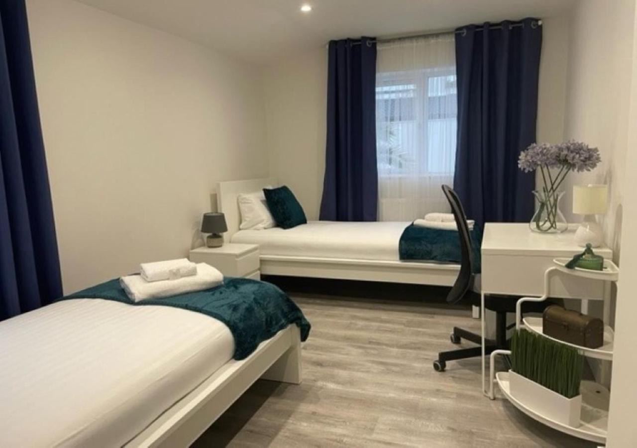 2 Bedroom Serviced Apartment # Лондон Экстерьер фото