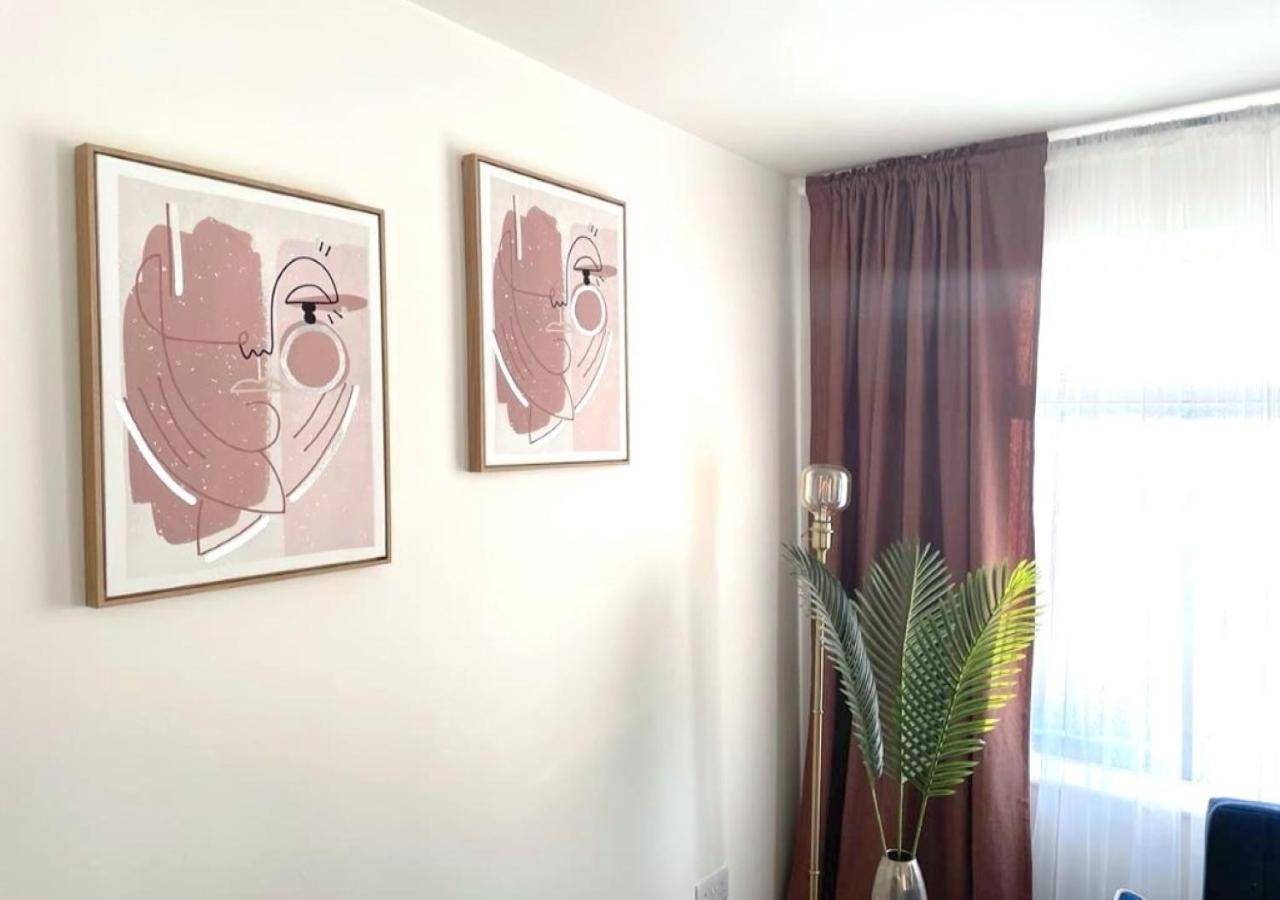 2 Bedroom Serviced Apartment # Лондон Экстерьер фото