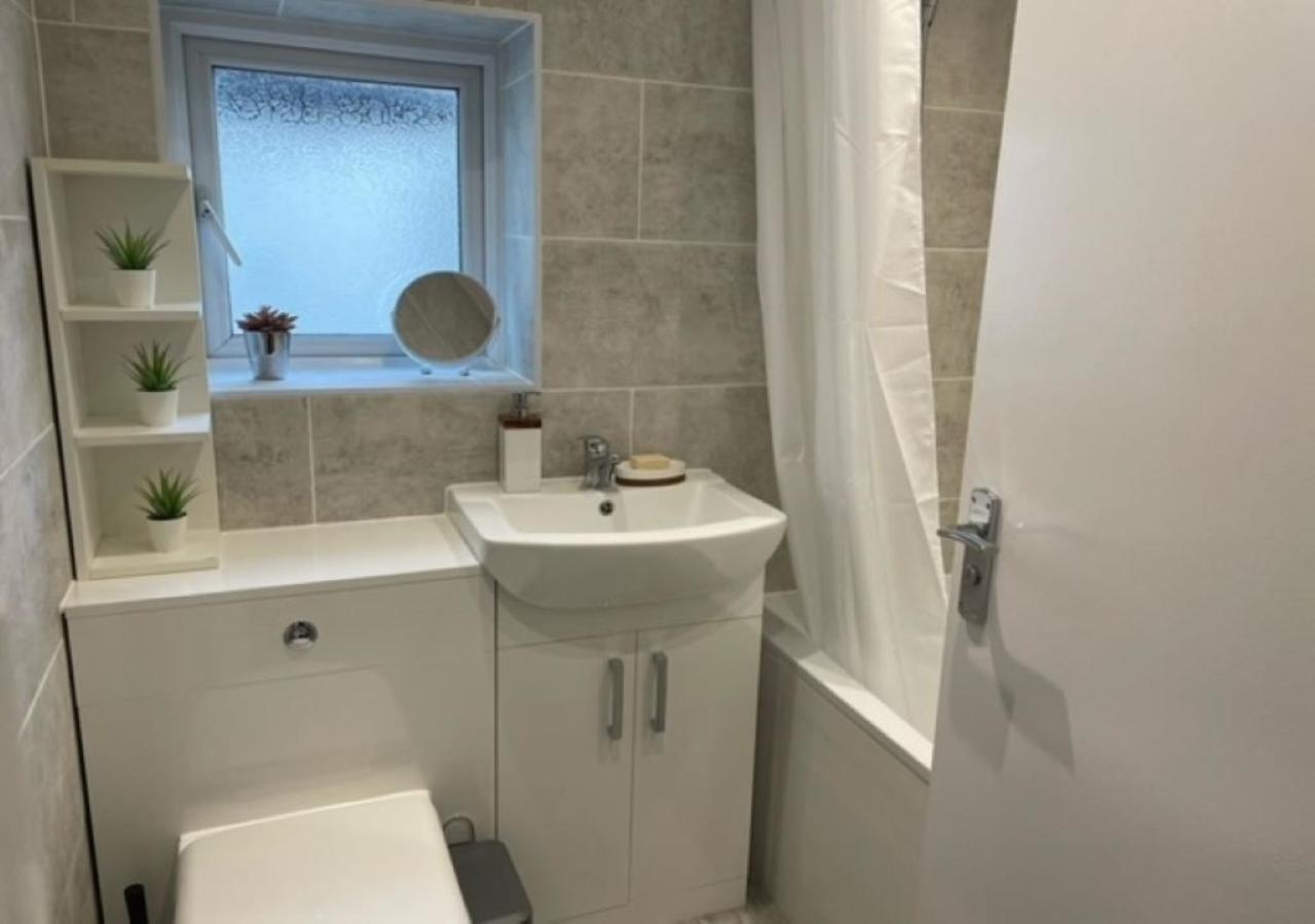 2 Bedroom Serviced Apartment # Лондон Экстерьер фото